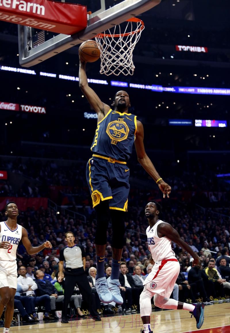 杜兰特进攻被切 兰德尔反击暴扣得手 杜兰特进攻被切 兰德尔反击暴扣得手